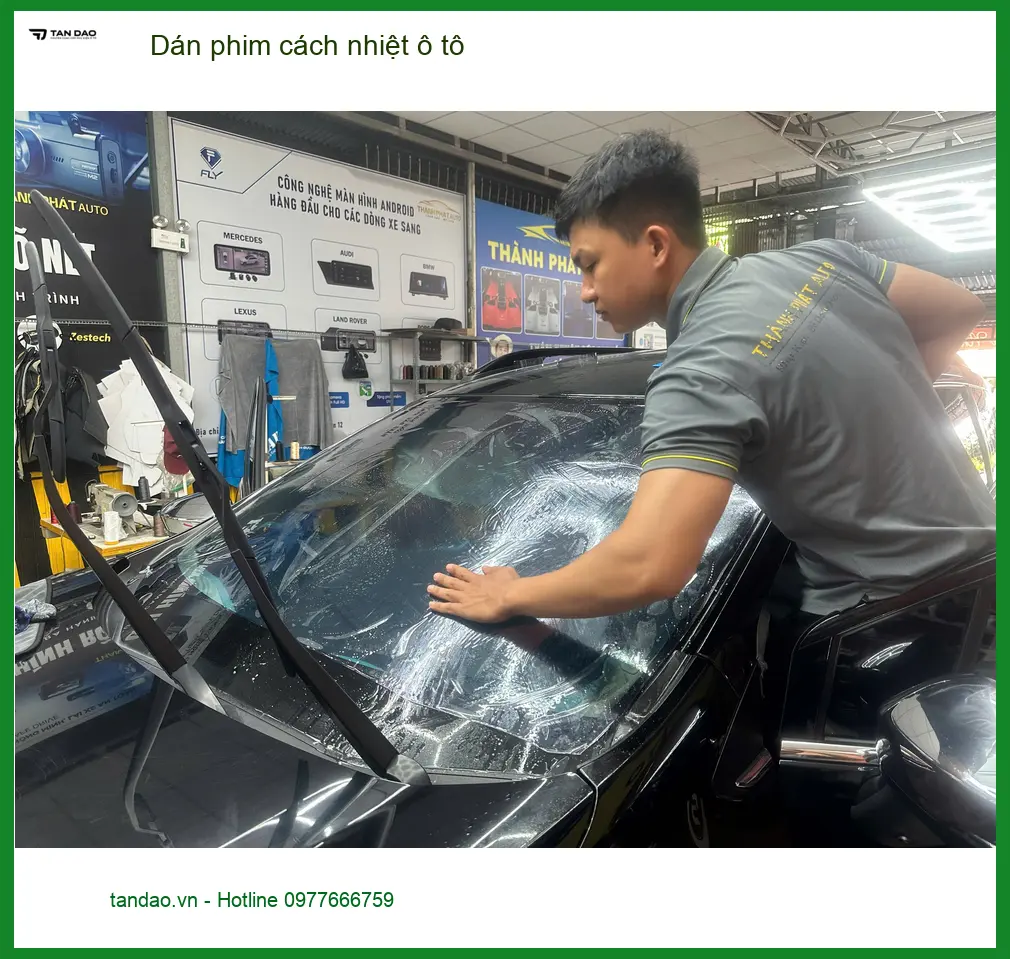 Chị Minh dán phim cách nhiệt ô tô cho Hyundai Accent tại Quận 12 để chống nóng, bảo vệ nội thất
