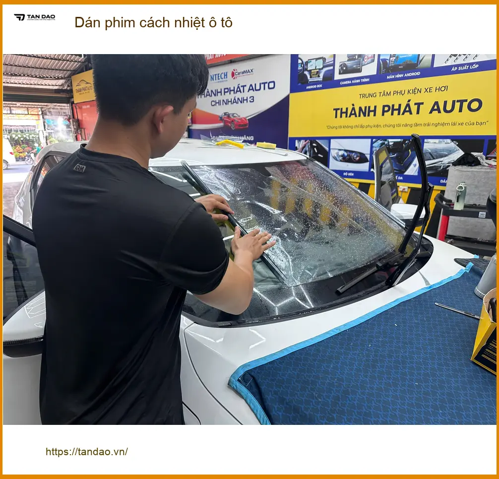 Cô Thảo dán phim cách nhiệt ô tô Hyundai Accent tại Quận 12 chống nắng hè ảnh thực tế 2