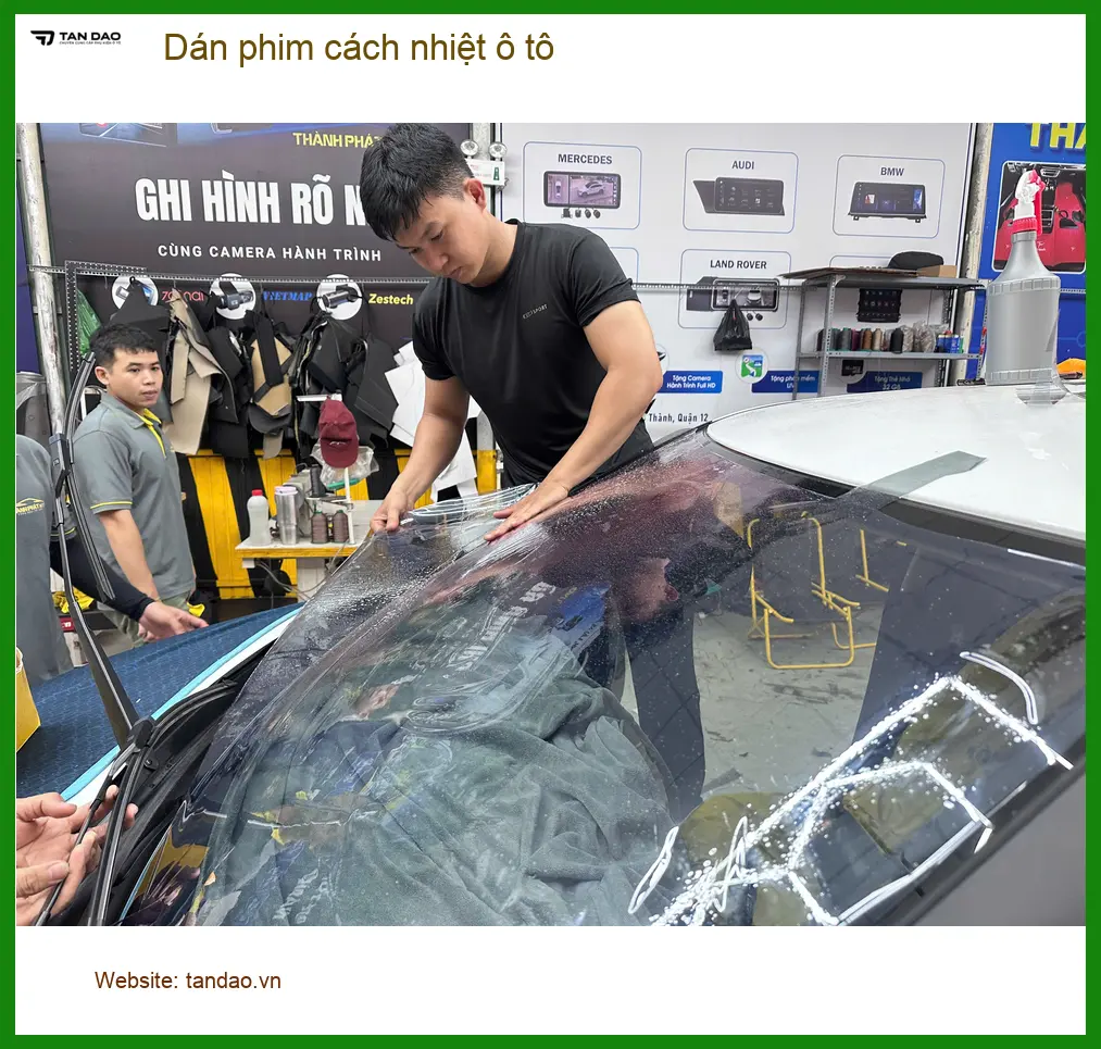 Cô Thảo dán phim cách nhiệt ô tô Hyundai Accent tại Quận 12 chống nắng hè ảnh thực tế 3