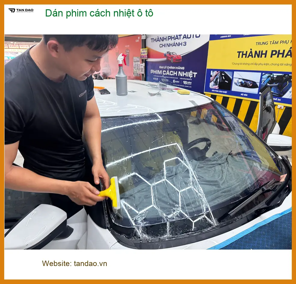 Cô Thảo dán phim cách nhiệt ô tô Hyundai Accent tại Quận 12 chống nắng hè ảnh thực tế 4