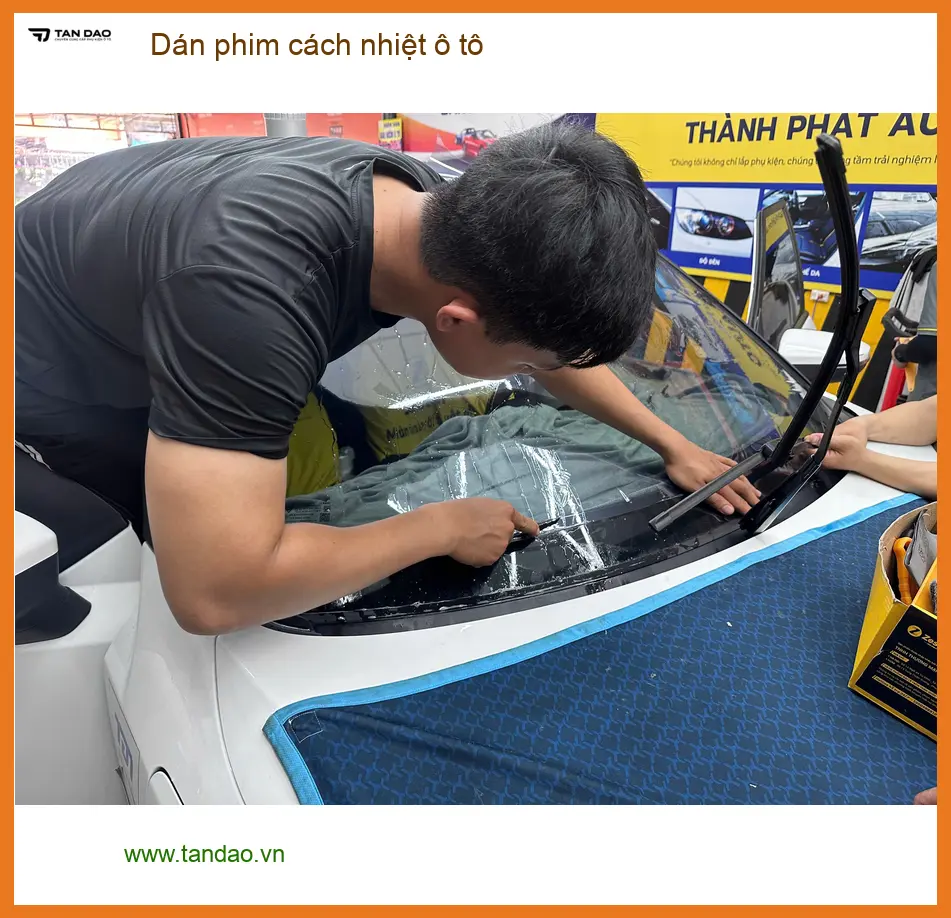 Cô Thảo dán phim cách nhiệt ô tô Hyundai Accent tại Quận 12 chống nắng hè ảnh thực tế 5