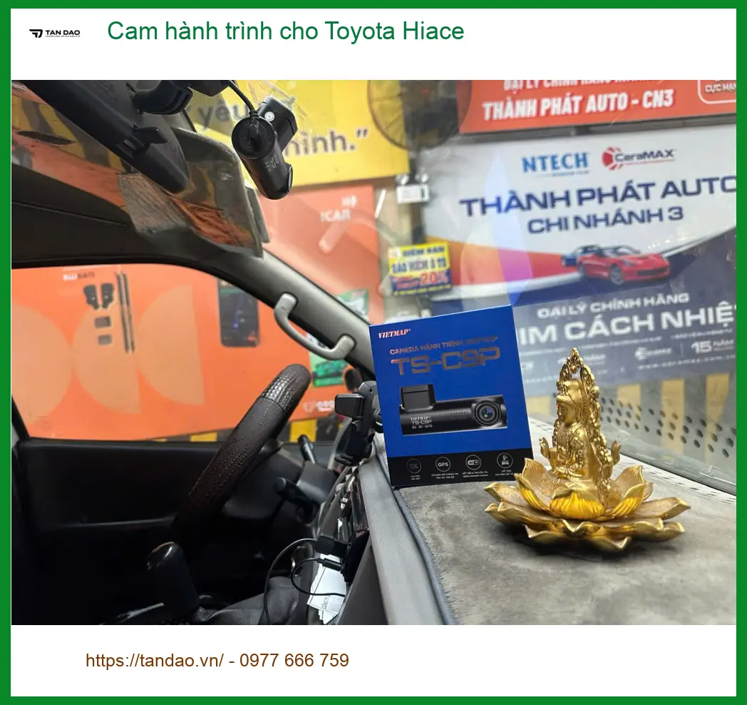 Chú Dũng lắp cam hành trình cho Toyota Hiace ở Quận 12 vì cần bằng chứng khi có sự cố