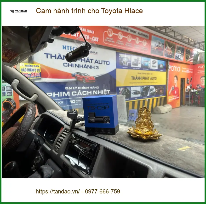 Chú Dũng lắp cam hành trình cho Toyota Hiace ở Quận 12 vì cần bằng chứng khi có sự cố ảnh thực tế 2