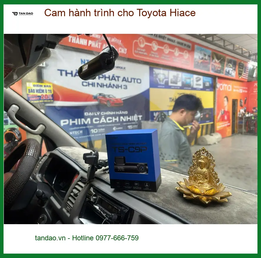 Chú Dũng lắp cam hành trình cho Toyota Hiace ở Quận 12 vì cần bằng chứng khi có sự cố ảnh thực tế 3