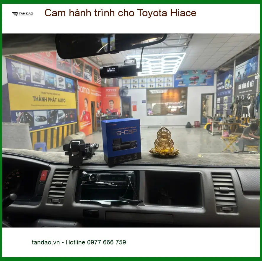 Chú Dũng lắp cam hành trình cho Toyota Hiace ở Quận 12 vì cần bằng chứng khi có sự cố ảnh thực tế 5