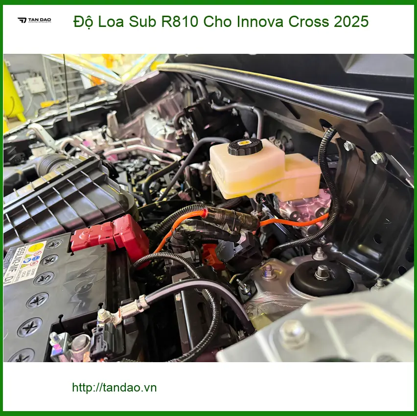 Anh Bách độ loa Sub R810 cho Innova Cross 2025 tại Quận 12 để âm thanh trầm ấm hơn ảnh thực tế 3