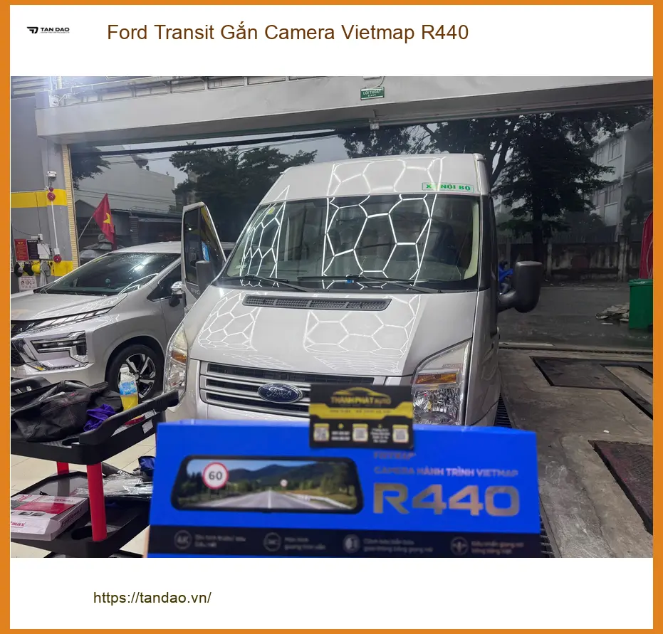 Anh Sâm Ford Transit Gắn Camera Vietmap R440 Quận 9 giúp quan sát tốt hơn