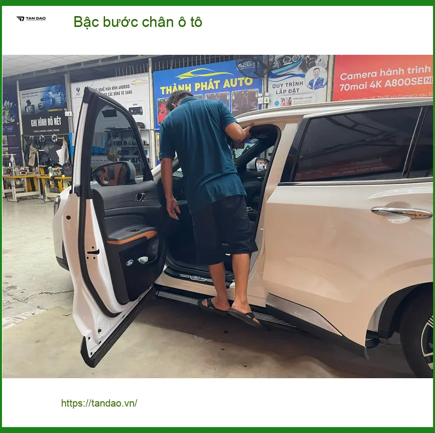 Anh Quang lắp bậc bước chân ô tô cho Hyundai Santa Fe tại Củ Chi để tiện lên xuống ảnh thực tế 2