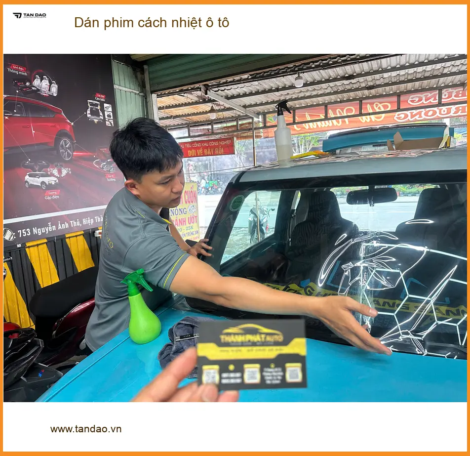 Anh Hoàng Nam dán phim cách nhiệt ô tô Toyota Cross tại Củ Chi giảm nóng xe. ảnh thực tế 2
