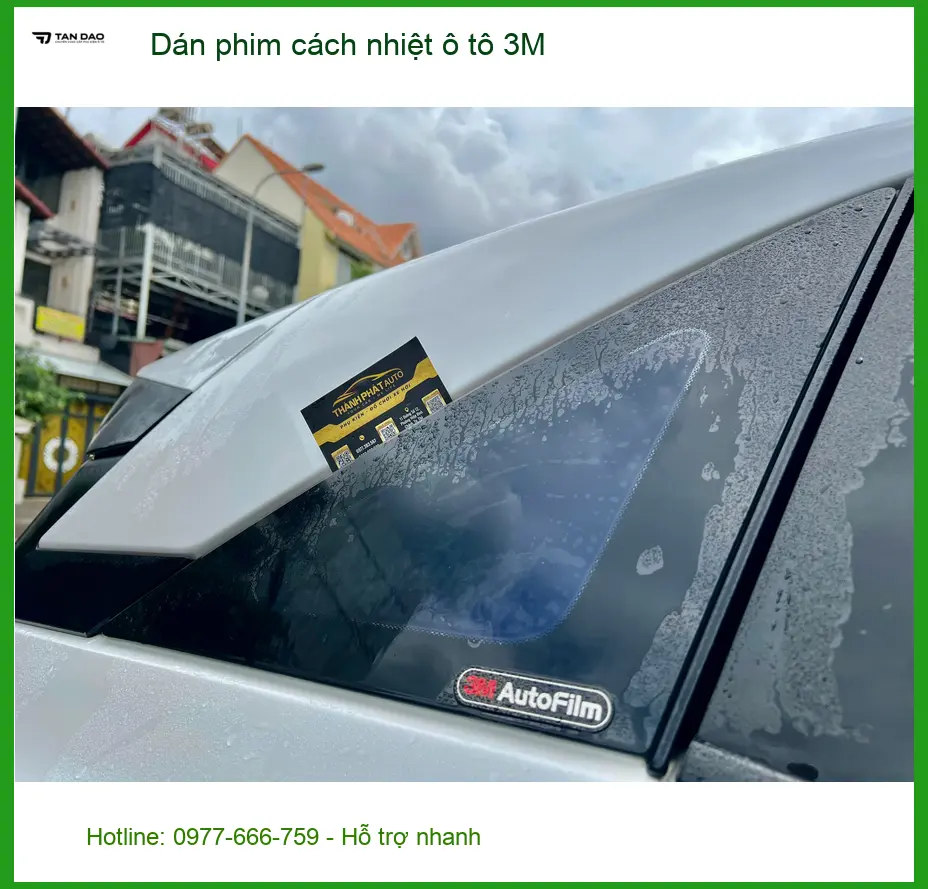 Anh Nam dán phim cách nhiệt 3M cho Toyota Corolla Cross ở Quận 4.