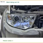 Chú Thịnh đánh bóng xe ô tô Hyundai Accent tại Gò Vấp giữ xe luôn mới