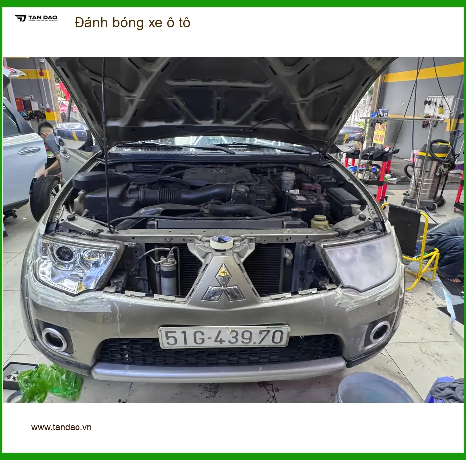 Chú Thịnh đánh bóng xe ô tô Hyundai Accent tại Gò Vấp giữ xe luôn mới ảnh thực tế 2