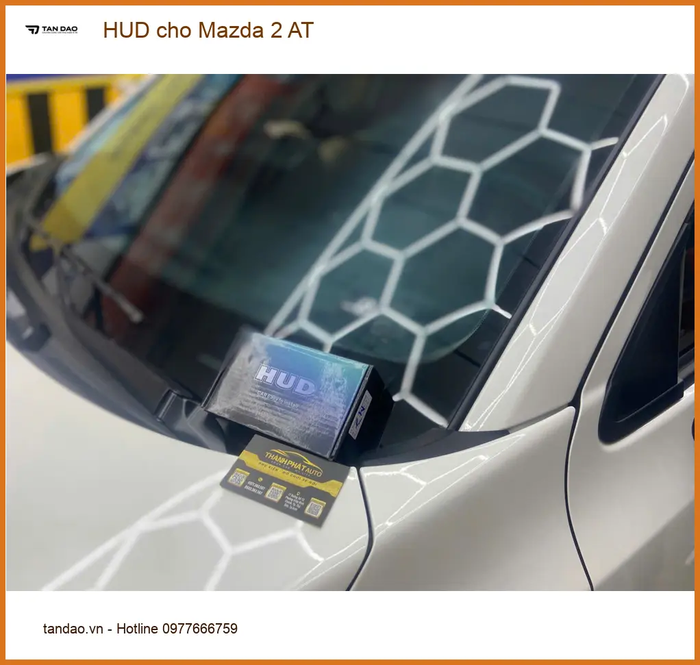 Chị Mai lắp HUD cho Mazda 2 AT tại Quận 10 để theo dõi thông tin an toàn