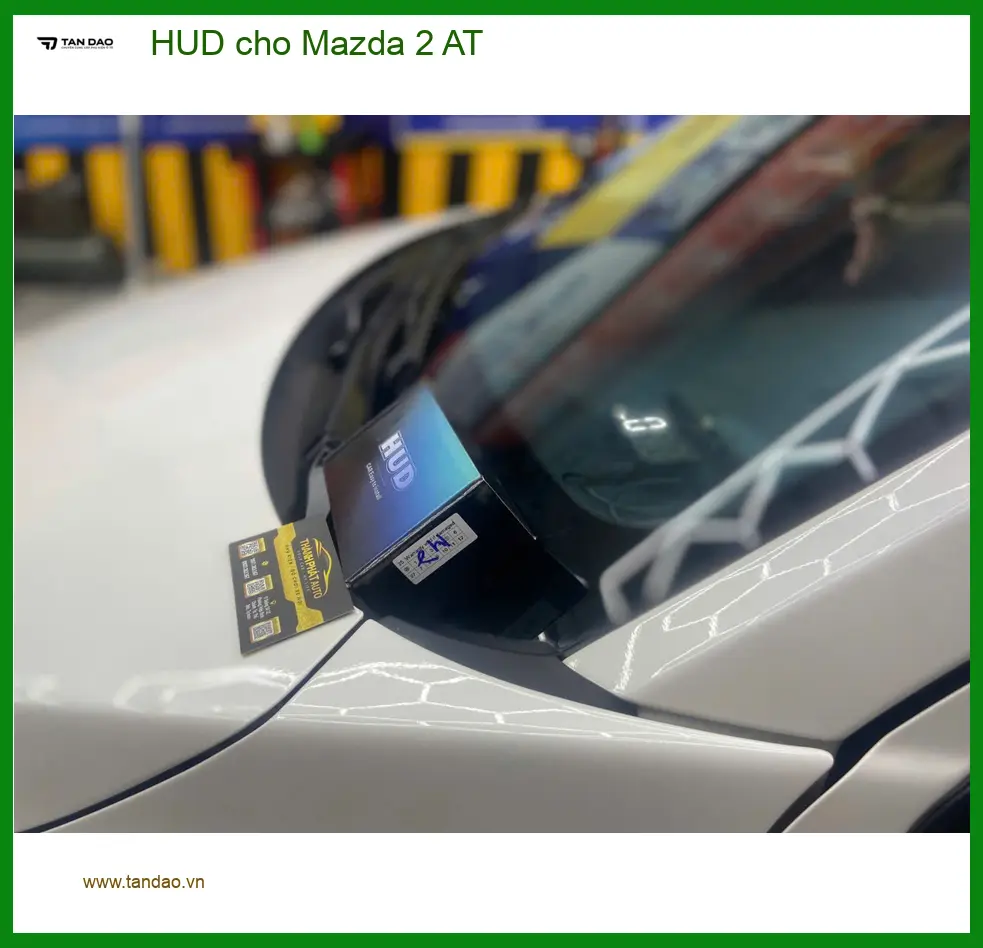 Chị Mai lắp HUD cho Mazda 2 AT tại Quận 10 để theo dõi thông tin an toàn ảnh thực tế 2