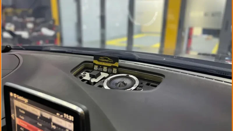Anh Lộc lắp loa trung tâm Alpine cho Mazda 3 tại Tân Bình để âm thanh hay hơn