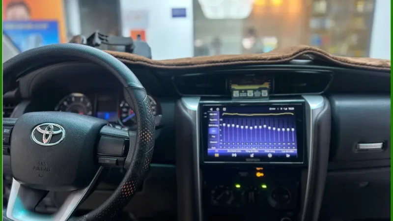 Anh Nam nâng cấp màn hình Android Fortuner 2022 ở Bình Chánh do màn zin kém.
