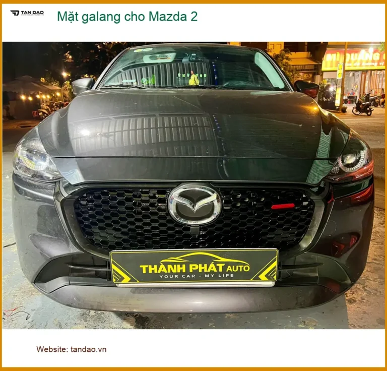Chị Hương Giang thay mặt galang cho Mazda 2 tại Thủ Đức để xe trông thể thao hơn