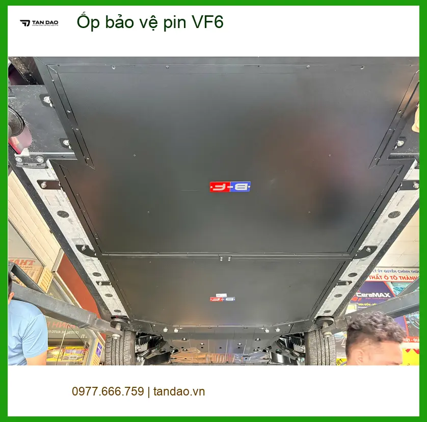 Anh Tùng lắp ốp bảo vệ pin cho VinFast VF6 tại Quận Bình Tân tránh va đập ảnh thực tế 2