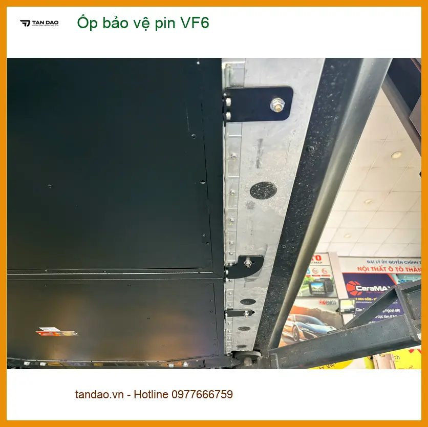 Anh Tùng lắp ốp bảo vệ pin cho VinFast VF6 tại Quận Bình Tân tránh va đập ảnh thực tế 4