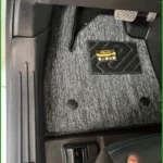 Chị Thanh thay thảm lót sàn cho Ford Territory ở Thủ Đức để giữ nội thất luôn sạch đẹp
