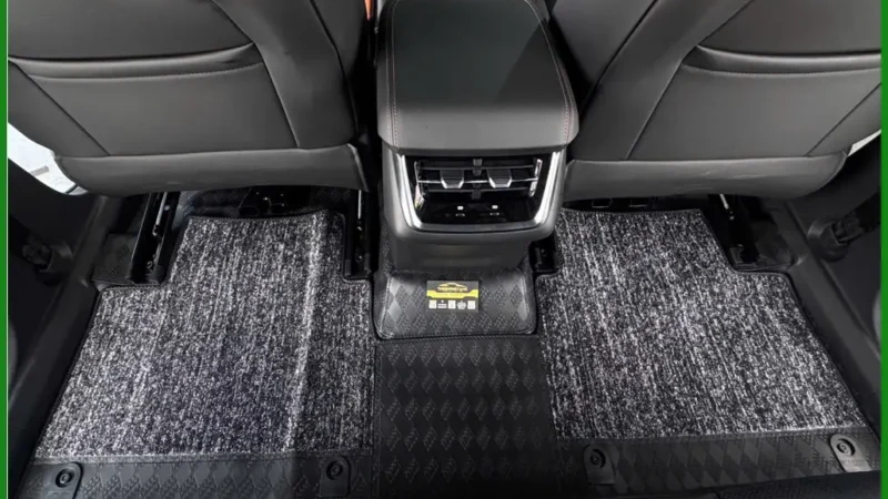 Chị An thay thảm lót sàn ô tô Ford Territory để nội thất xe luôn sạch sẽ tại Thủ Đức