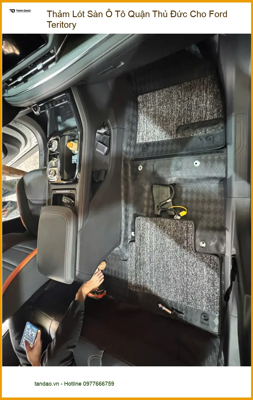 Chị An thay thảm lót sàn ô tô Ford Territory để nội thất xe luôn sạch sẽ tại Thủ Đức ảnh thực tế 3