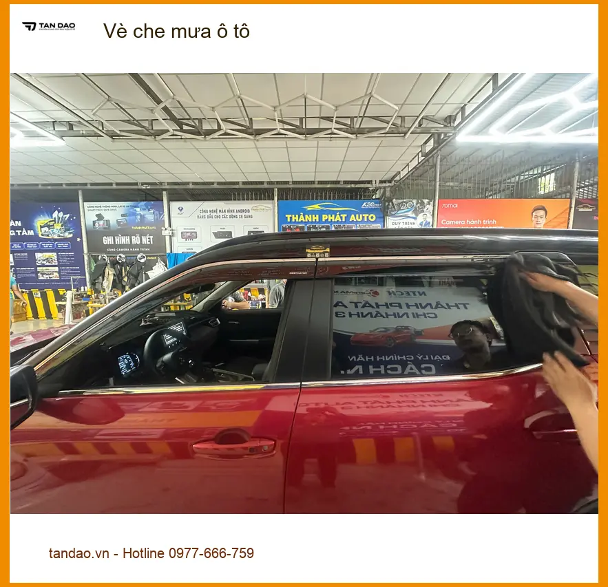 Chị Hoa lắp vè che mưa ô tô Hyundai Accent Quận Tân Phú tránh hắt nước mưa ảnh thực tế 3